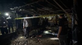 Petugas saat melakukan pembongkaran di dua lokasi penyulingan minyak ilegal di Muba. Foto: dokumen polisi.