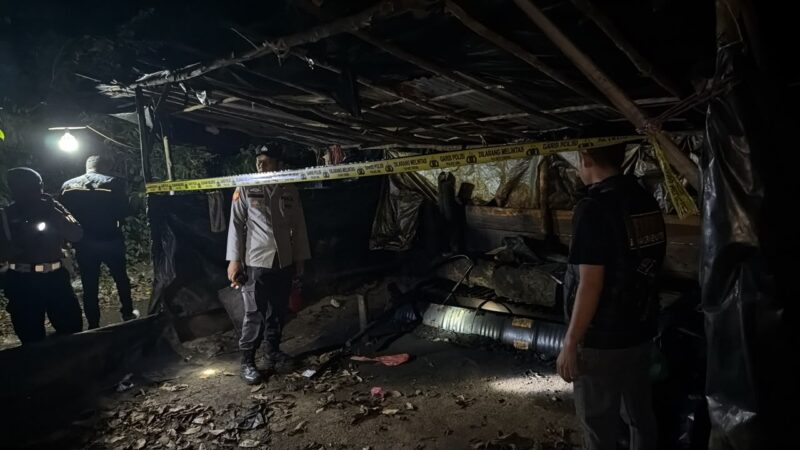 Petugas saat melakukan pembongkaran di dua lokasi penyulingan minyak ilegal di Muba. Foto: dokumen polisi.
