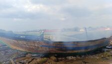 Kapal Jukung yang terbakar.
