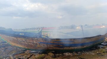 Kapal Jukung yang terbakar.