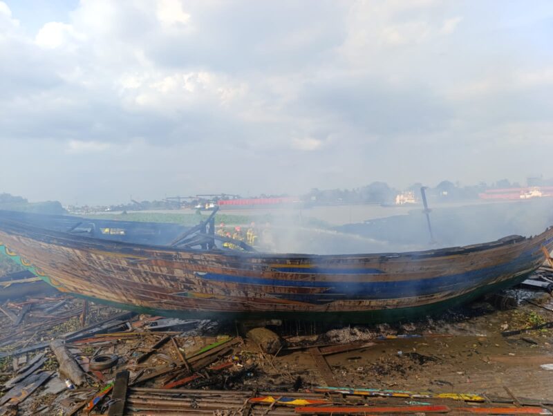 Kapal Jukung yang terbakar.