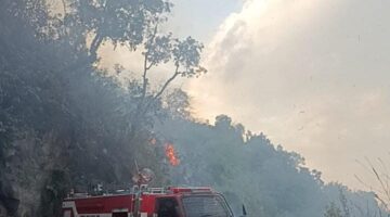 fhoto (istimewa) : tim pemadam berasama tni, polri dan relawan melakukan pemadaman api di kawasan liku endikat