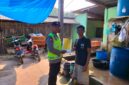 Anggota Polsek Buay Madang Timur, Bripka Iswanto, menyerahkan lembaran Maklumat Kapolda Sumsel tentang larangan membakar hutan dan lahan secara langsung kepada salah seorang warga di Desa Kumpul Rejo, Kecamatan Buay Madang Timur, Kabupaten OKU Timur. 