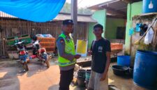 Anggota Polsek Buay Madang Timur, Bripka Iswanto, menyerahkan lembaran Maklumat Kapolda Sumsel tentang larangan membakar hutan dan lahan secara langsung kepada salah seorang warga di Desa Kumpul Rejo, Kecamatan Buay Madang Timur, Kabupaten OKU Timur.