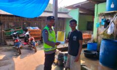 Sentuh Lapisan Masyarakat, Polsek Buay Madang Timur Serahkan Maklumat Larangan Bakar Lahan Dor-to-Dor