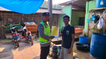 Anggota Polsek Buay Madang Timur, Bripka Iswanto, menyerahkan lembaran Maklumat Kapolda Sumsel tentang larangan membakar hutan dan lahan secara langsung kepada salah seorang warga di Desa Kumpul Rejo, Kecamatan Buay Madang Timur, Kabupaten OKU Timur.