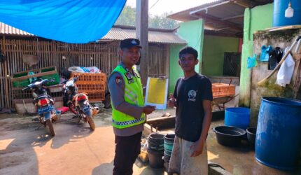 Anggota Polsek Buay Madang Timur, Bripka Iswanto, menyerahkan lembaran Maklumat Kapolda Sumsel tentang larangan membakar hutan dan lahan secara langsung kepada salah seorang warga di Desa Kumpul Rejo, Kecamatan Buay Madang Timur, Kabupaten OKU Timur.