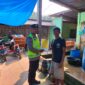 Anggota Polsek Buay Madang Timur, Bripka Iswanto, menyerahkan lembaran Maklumat Kapolda Sumsel tentang larangan membakar hutan dan lahan secara langsung kepada salah seorang warga di Desa Kumpul Rejo, Kecamatan Buay Madang Timur, Kabupaten OKU Timur. 