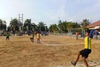 Seorang pemain cilik melakukan lemparan ke dalam (throw-in) saat laga hari ke-11 Turnamen Sepak Bola tingkat SD #BMT CUP 2026 di Lapangan Desa Karang Tengah, Kecamatan Buay Madang Timur, Kabupaten OKU Timur. 