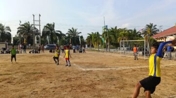 Seorang pemain cilik melakukan lemparan ke dalam (throw-in) saat laga hari ke-11 Turnamen Sepak Bola tingkat SD #BMT CUP 2026 di Lapangan Desa Karang Tengah, Kecamatan Buay Madang Timur, Kabupaten OKU Timur. 