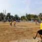 Seorang pemain cilik melakukan lemparan ke dalam (throw-in) saat laga hari ke-11 Turnamen Sepak Bola tingkat SD #BMT CUP 2026 di Lapangan Desa Karang Tengah, Kecamatan Buay Madang Timur, Kabupaten OKU Timur. 