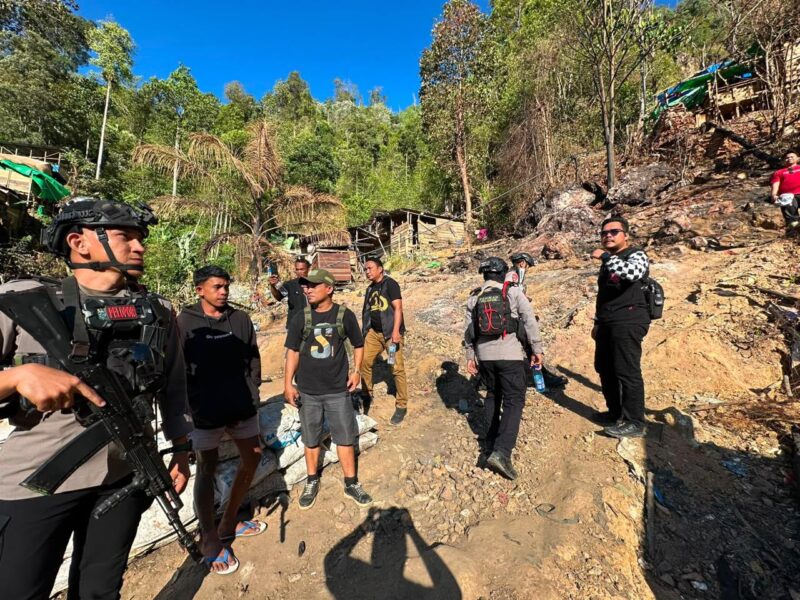 Ditkrimsus Polda Gorontalo Police Line Lubang Tambang Emas dI Bone Bolango