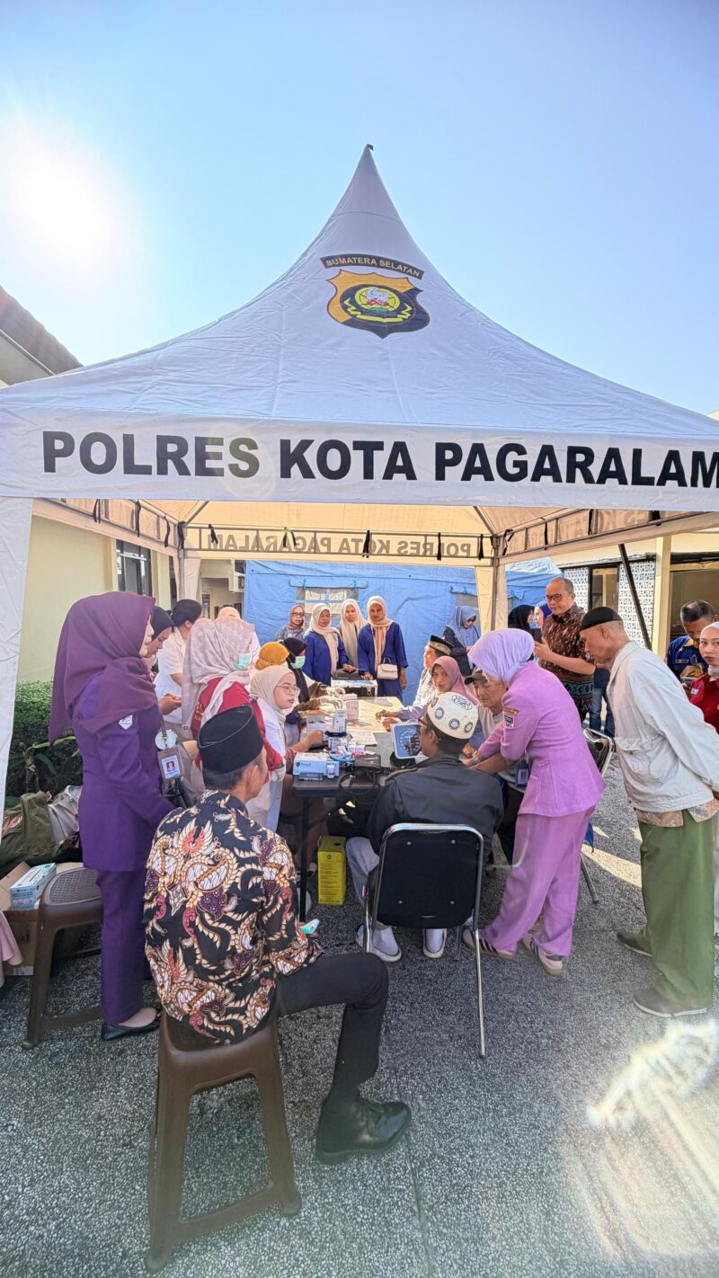 fhoto : pelayanan kesehatan gratis dalam rangka kunjungan kapolda sumsel ke kota pagar alam
