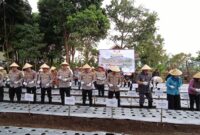 fhoto : Kapolda dan sejumlah kapolres dilingkungan polda sumsel melakukan tanam perdana bawang putih bersama pemkot pagar alam