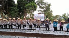 fhoto : Kapolda dan sejumlah kapolres dilingkungan polda sumsel melakukan tanam perdana bawang putih bersama pemkot pagar alam
