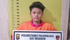 Pelaku beserta barang bukti saat diamankan. Foto: dokumen polisi.