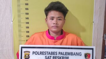 Pelaku beserta barang bukti saat diamankan. Foto: dokumen polisi.