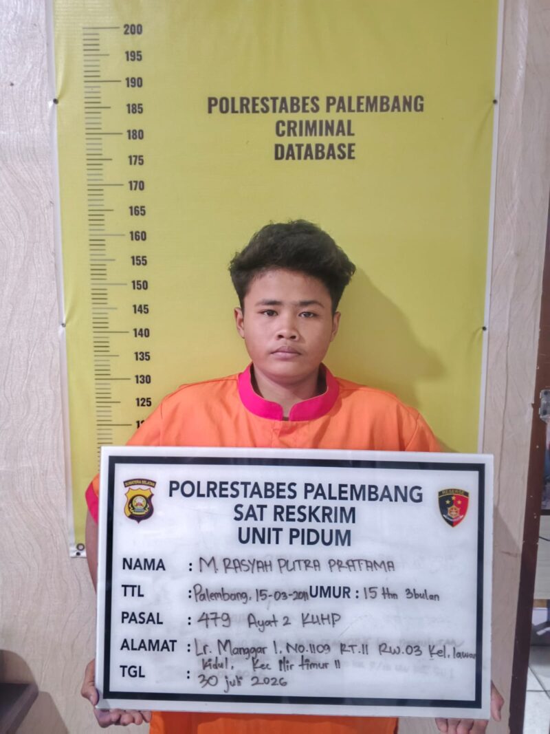 Pelaku beserta barang bukti saat diamankan. Foto: dokumen polisi.