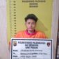 Pelaku beserta barang bukti saat diamankan. Foto: dokumen polisi.