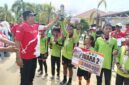 Kapolsek Buay Madang Timur Iptu Swisspo, menyerahkan trofi dan hadiah uang pembinaan secara simbolis kepada tim sepak bola MI Sumber Mulyo yang berhasil meraih posisi Juara 2 dalam Turnamen Sepak Bola Tingkat Sekolah Dasar #BMT Cup Tahun 2026 di Mako Polsek Buay Madang Timur, Kabupaten OKU Timur. 