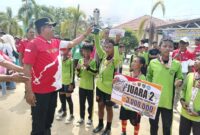 Kapolsek Buay Madang Timur Iptu Swisspo, menyerahkan trofi dan hadiah uang pembinaan secara simbolis kepada tim sepak bola MI Sumber Mulyo yang berhasil meraih posisi Juara 2 dalam Turnamen Sepak Bola Tingkat Sekolah Dasar #BMT Cup Tahun 2026 di Mako Polsek Buay Madang Timur, Kabupaten OKU Timur. 