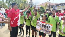 Kapolsek Buay Madang Timur Iptu Swisspo, menyerahkan trofi dan hadiah uang pembinaan secara simbolis kepada tim sepak bola MI Sumber Mulyo yang berhasil meraih posisi Juara 2 dalam Turnamen Sepak Bola Tingkat Sekolah Dasar #BMT Cup Tahun 2026 di Mako Polsek Buay Madang Timur, Kabupaten OKU Timur. 