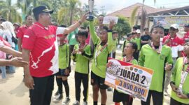 Kapolsek Buay Madang Timur Iptu Swisspo, menyerahkan trofi dan hadiah uang pembinaan secara simbolis kepada tim sepak bola MI Sumber Mulyo yang berhasil meraih posisi Juara 2 dalam Turnamen Sepak Bola Tingkat Sekolah Dasar #BMT Cup Tahun 2026 di Mako Polsek Buay Madang Timur, Kabupaten OKU Timur. 