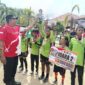 Kapolsek Buay Madang Timur Iptu Swisspo, menyerahkan trofi dan hadiah uang pembinaan secara simbolis kepada tim sepak bola MI Sumber Mulyo yang berhasil meraih posisi Juara 2 dalam Turnamen Sepak Bola Tingkat Sekolah Dasar #BMT Cup Tahun 2026 di Mako Polsek Buay Madang Timur, Kabupaten OKU Timur. 