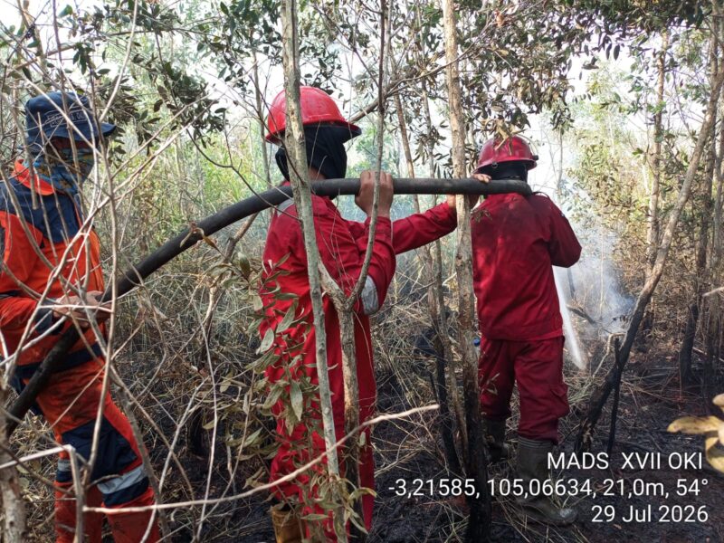 Petugas Manggala Agni da BPBD berjibaku padamkan api. Foto: Manggala Agni.