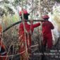 Petugas Manggala Agni da BPBD berjibaku padamkan api. Foto: Manggala Agni.