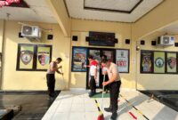 Kapolsek Buay Madang Timur Iptu Swisspo, bersama sejumlah jajaran personel menyapu dan membersihkan lantai teras Mako Polsek Buay Madang Timur, Kabupaten OKU Timur. 