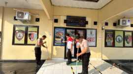 Kapolsek Buay Madang Timur Iptu Swisspo, bersama sejumlah jajaran personel menyapu dan membersihkan lantai teras Mako Polsek Buay Madang Timur, Kabupaten OKU Timur. 