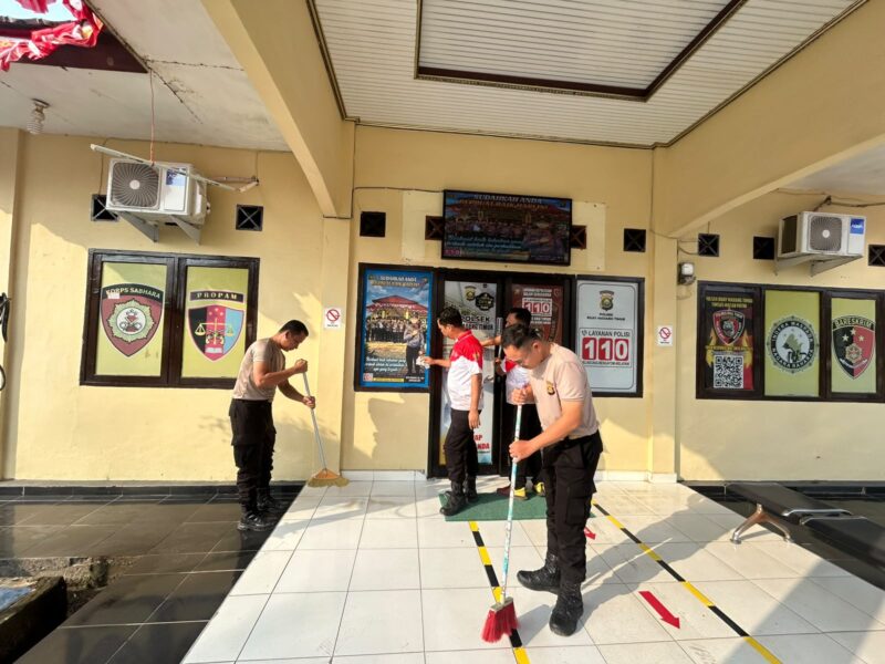 Kapolsek Buay Madang Timur Iptu Swisspo, bersama sejumlah jajaran personel menyapu dan membersihkan lantai teras Mako Polsek Buay Madang Timur, Kabupaten OKU Timur. 