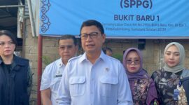 Kepala BPOM RI, Prof. Dr. Taruna Ikrar saat diwawancarai langsung usai menyidak SPPG Bukit Baru I, Palembang, Jum’at (31/7/2026). Foto: Tia