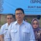 Kepala BPOM RI, Prof. Dr. Taruna Ikrar saat diwawancarai langsung usai menyidak SPPG Bukit Baru I, Palembang, Jum’at (31/7/2026). Foto: Tia