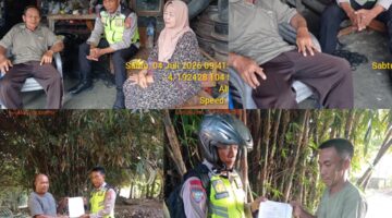 Personel Polsek Buay Madang Timur, Aiptu Sahrul Munir dan Aipda Zulkifli, memberikan imbauan Kamtibmas kepada warga. 