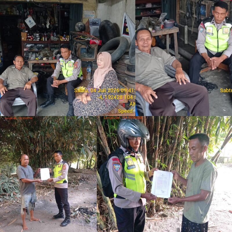 Personel Polsek Buay Madang Timur, Aiptu Sahrul Munir dan Aipda Zulkifli, memberikan imbauan Kamtibmas kepada warga. 