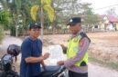 Personel Polsek Buay Madang Timur memberikan lembar Maklumat Kapolda Sumsel terkait larangan membakar hutan dan lahan kepada seorang warga di Kecamatan Buay Madang Timur, OKU Timur. 