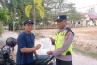 Personel Polsek Buay Madang Timur memberikan lembar Maklumat Kapolda Sumsel terkait larangan membakar hutan dan lahan kepada seorang warga di Kecamatan Buay Madang Timur, OKU Timur. 
