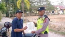 Personel Polsek Buay Madang Timur memberikan lembar Maklumat Kapolda Sumsel terkait larangan membakar hutan dan lahan kepada seorang warga di Kecamatan Buay Madang Timur, OKU Timur.