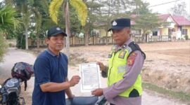 Personel Polsek Buay Madang Timur memberikan lembar Maklumat Kapolda Sumsel terkait larangan membakar hutan dan lahan kepada seorang warga di Kecamatan Buay Madang Timur, OKU Timur. 