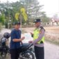 Personel Polsek Buay Madang Timur memberikan lembar Maklumat Kapolda Sumsel terkait larangan membakar hutan dan lahan kepada seorang warga di Kecamatan Buay Madang Timur, OKU Timur. 