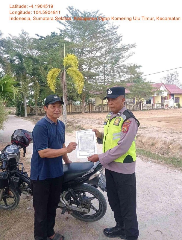 Personel Polsek Buay Madang Timur memberikan lembar Maklumat Kapolda Sumsel terkait larangan membakar hutan dan lahan kepada seorang warga di Kecamatan Buay Madang Timur, OKU Timur. 