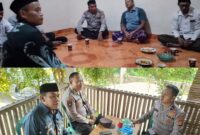 Personel Polsek Buay Madang Timur saat berdialog langsung dengan tokoh agama dan warga di Desa Sumber Harjo (atas) serta Desa Sumber Asri (bawah), Kabupaten OKU Timur. 