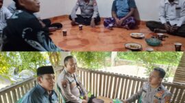 Personel Polsek Buay Madang Timur saat berdialog langsung dengan tokoh agama dan warga di Desa Sumber Harjo (atas) serta Desa Sumber Asri (bawah), Kabupaten OKU Timur. 