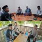 Personel Polsek Buay Madang Timur saat berdialog langsung dengan tokoh agama dan warga di Desa Sumber Harjo (atas) serta Desa Sumber Asri (bawah), Kabupaten OKU Timur. 