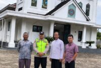 Personel Kepolisian Sektor (Polsek) Buay Madang Timur berfoto bersama Romo Susilo Haryono, dan pengurus Gereja Katolik Trinitas di Desa Bangun Sari (BK 3), Kecamatan Buay Madang Timur, Kabupaten OKU Timur. 