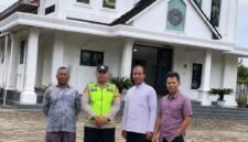 Personel Kepolisian Sektor (Polsek) Buay Madang Timur berfoto bersama Romo Susilo Haryono, dan pengurus Gereja Katolik Trinitas di Desa Bangun Sari (BK 3), Kecamatan Buay Madang Timur, Kabupaten OKU Timur.