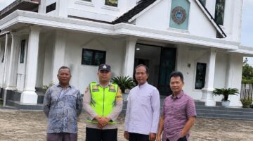 Personel Kepolisian Sektor (Polsek) Buay Madang Timur berfoto bersama Romo Susilo Haryono, dan pengurus Gereja Katolik Trinitas di Desa Bangun Sari (BK 3), Kecamatan Buay Madang Timur, Kabupaten OKU Timur.