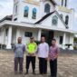 Personel Kepolisian Sektor (Polsek) Buay Madang Timur berfoto bersama Romo Susilo Haryono, dan pengurus Gereja Katolik Trinitas di Desa Bangun Sari (BK 3), Kecamatan Buay Madang Timur, Kabupaten OKU Timur. 